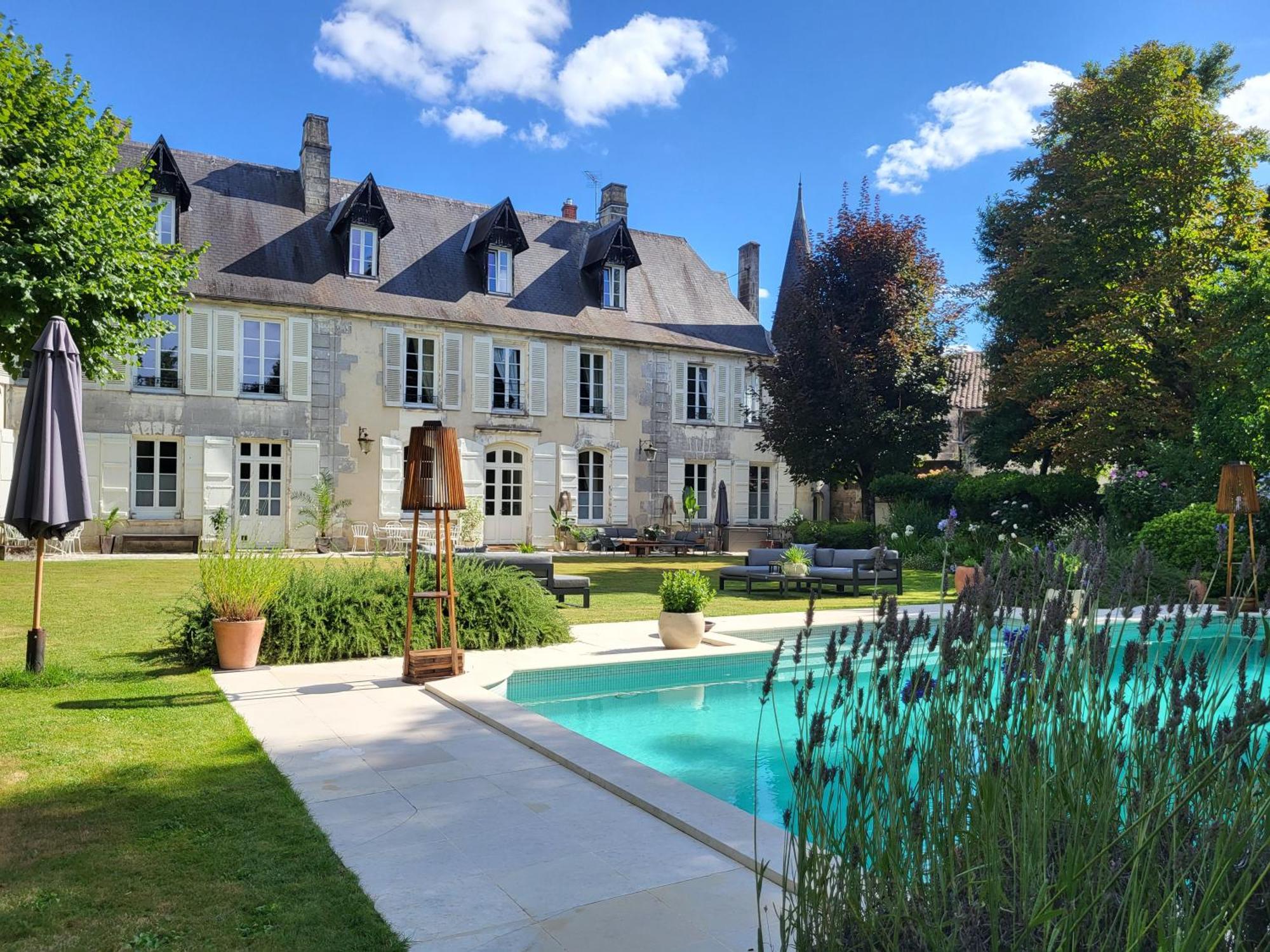 Logis Des Tourelles Bed & Breakfast Cognac Exterior photo